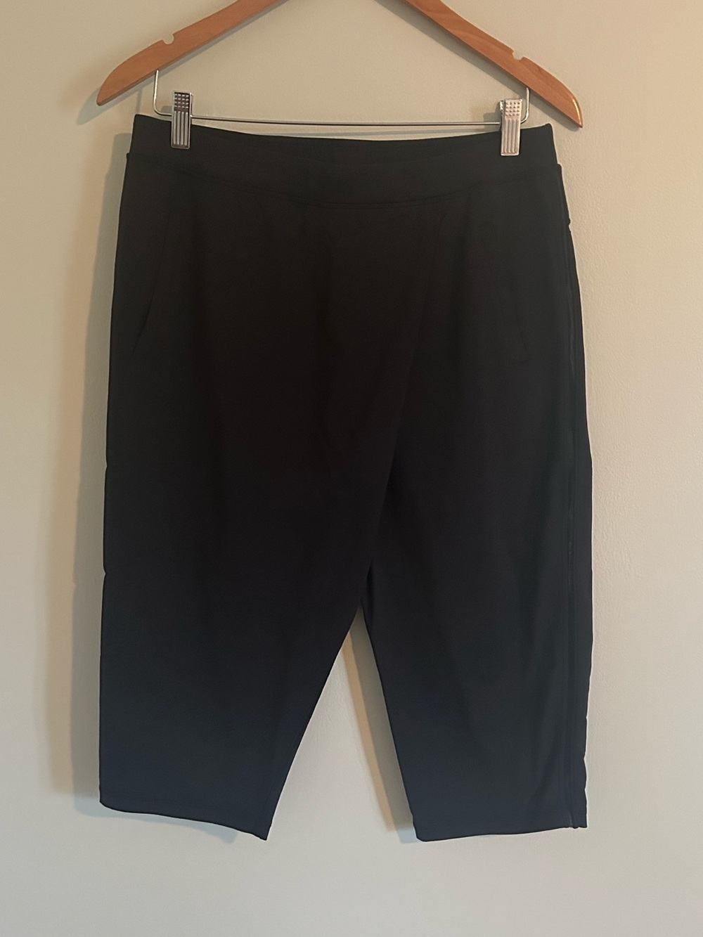 lululemon athletica Black Women's Capri Pants